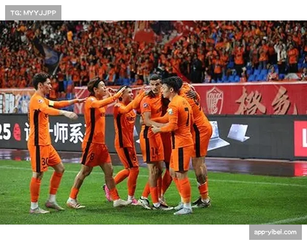 云南玉昆主场雨中作战，球迷橙色海洋燃动高原赛场