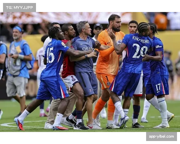 巴黎圣日耳曼训练基地开放，恩里克演练进攻阵型